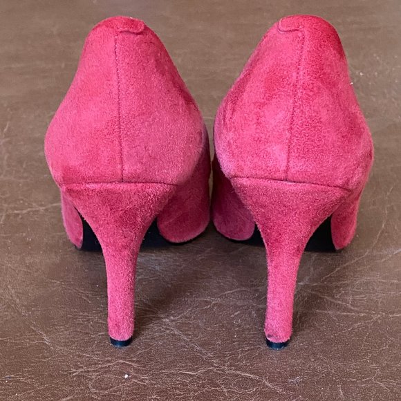 Nine West 6M Red Suede with Gold Toe Cap Pump - Picture 11 of 15